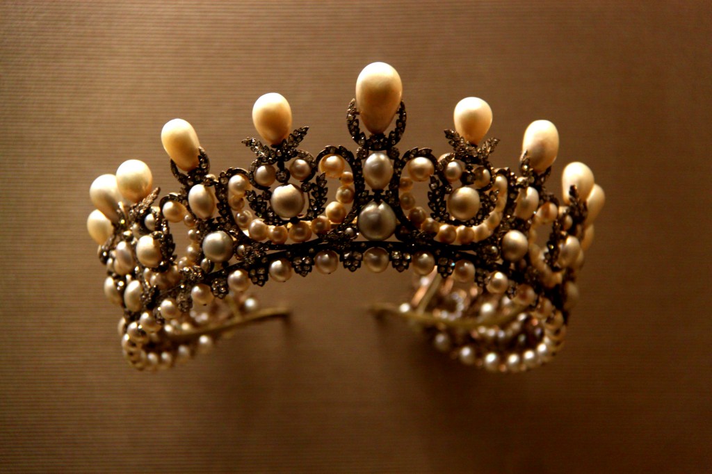 Princesses' Jewelries - pearl crown - Louvre Museum