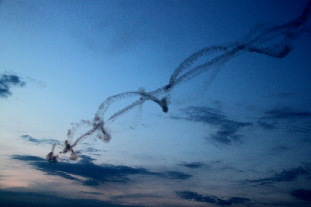 Aerobatic Yakkers & Jurgis Kairys – Air Bandits Flight formation – smoke trails after figure