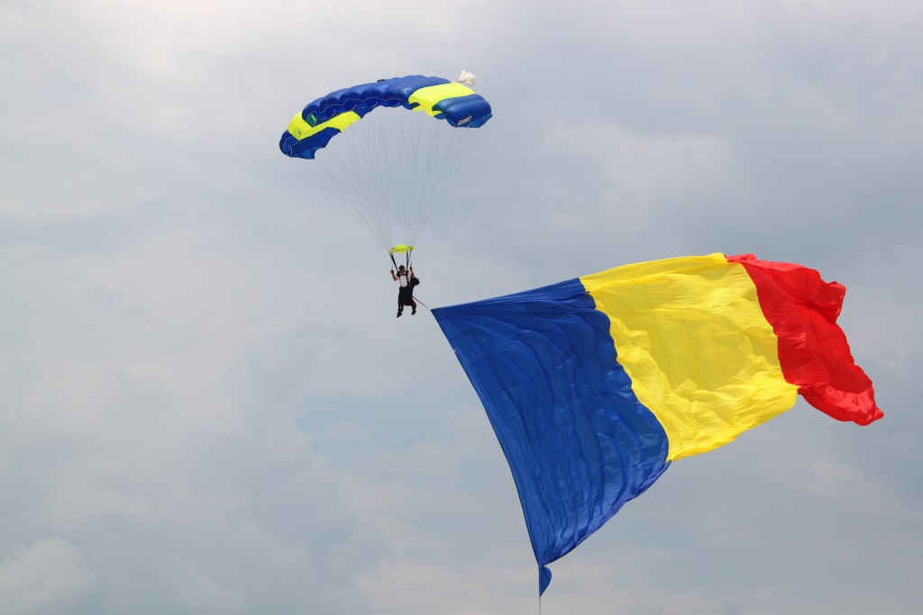 TNT Brothers – Sky divers demonstration - Romanian flag