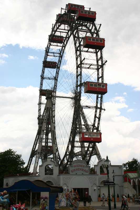 The amusement park Prater in Vienna. This is one of my tip things to do in Vienna, Austria. Read the article and see the other five top places to visit in Vienna. #Vienna #travel #Viennatravel #viennaattractions