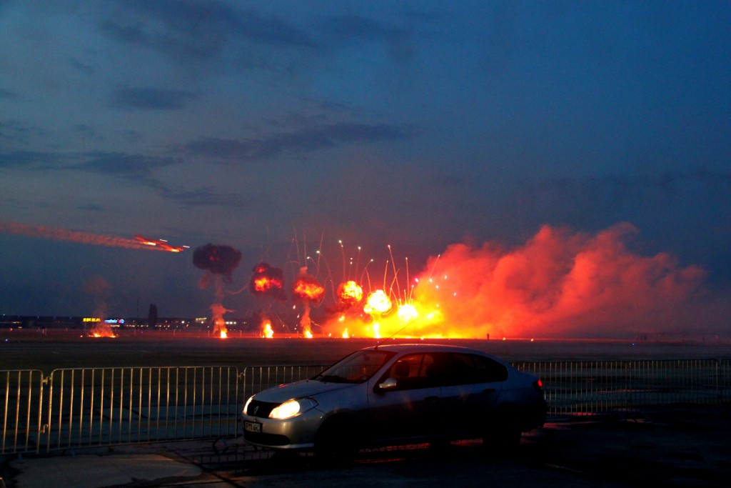 Aerobatic Yakkers & Jurgis Kairys – Air Bandits Flight formation - fireworks 2