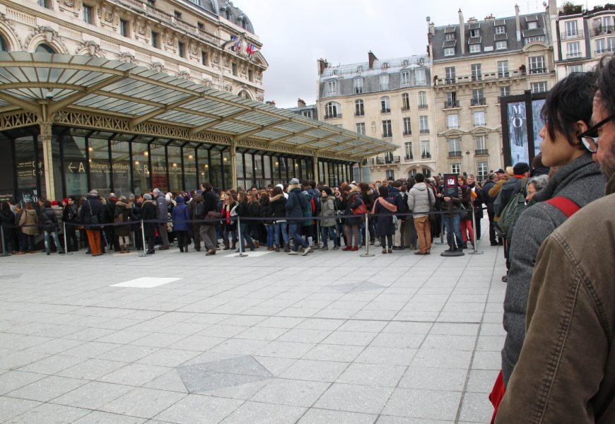 Queue Etiquette: DO’s and DON’Ts of Waiting in Line