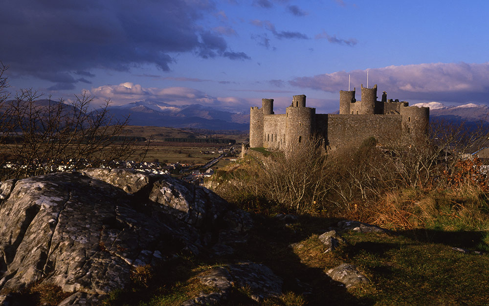 Harlech Castle, a UNESCO World Heritage site in Snowdonia, Wales, UK. Read this article to learn more about the things to do in Snowdonia, off the beaten path attractions in Snowdonia, food in Snowdonia, accommodation in Snowdonia, and tips from an insider. #snowdonia #snowdoniapark #snowdoniatravel #snowdoniaattractions #snowdoniawales #UK