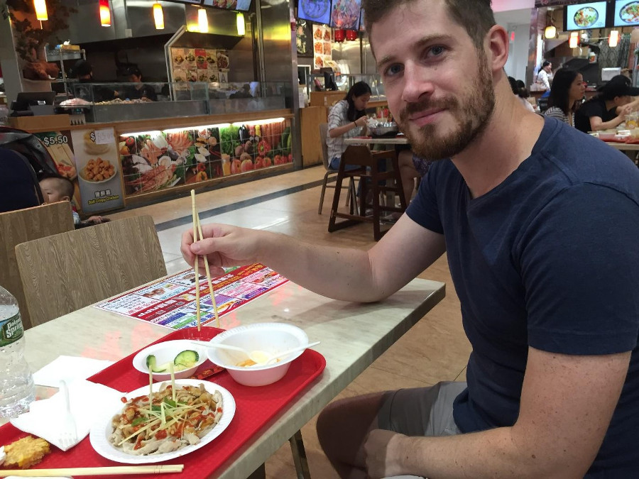 the food court in Queens, NY. Read this article and discover the best things to do in Queens and the best places to eat in Queens, as well as tips for Queens. #queens #queensny #queensguide #queenstravelling #queensattractions #usa