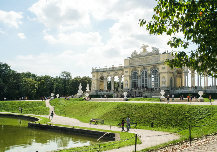 Gloeriette, Vienna - Schonbrunn Palace. Discover all the amazing things to see at the Schonbrunn Palace #schonbrunnpalace #schonbrunn #schonbrunn #schonbrunntips #schonbrunnvisit #schonbrunnvienna