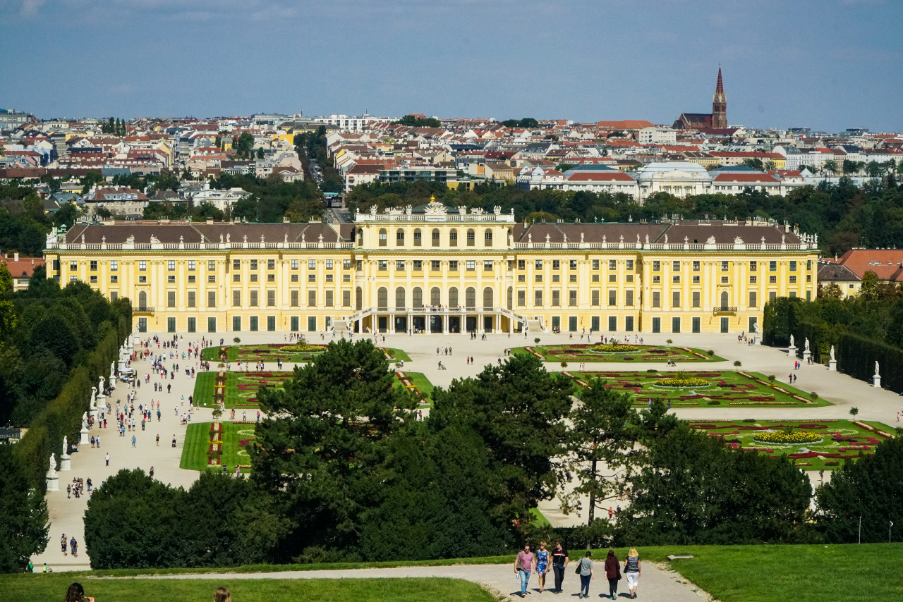 The Schönbrunn Palace Gardens - view from above. Discover the amazing things to see at the Schonbrunn Palace from this article #schonbrunnpalace #schonbrunn #schonbrunn #schonbrunntips #schonbrunnvisit #schonbrunnvienna