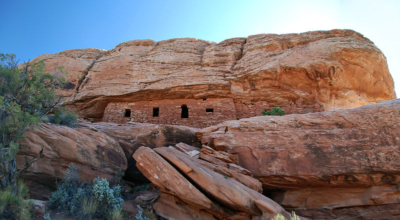 Cedar Mesa - Citadel Ruin is located in the hears of Bears Ears National Monument. Discover all the things to see at Bears Ears Monument from this article. #bearsears #bearsearsmonument #bearsearsutah #utahmonuments #nationalmonument #utah #usa