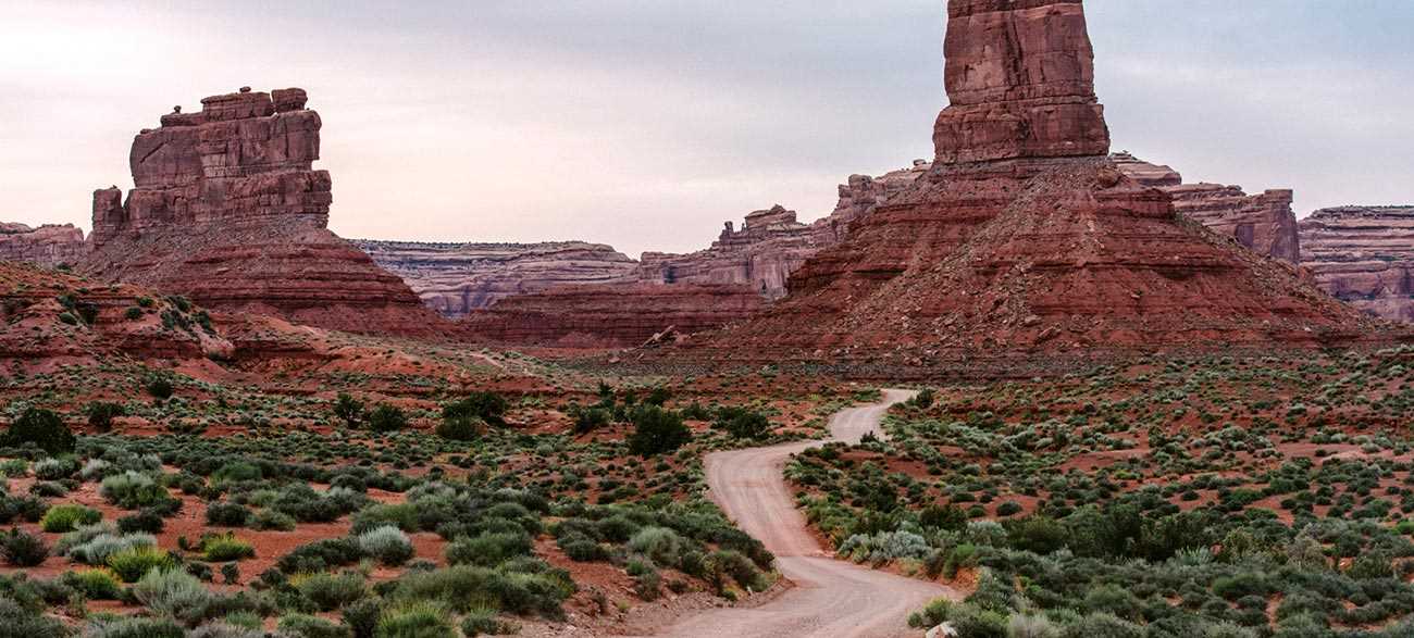 Valley of the Gods - a stunning place in Utah, USA. Read this Bears Ears National Monument guide and plan your perfect trip! #bearsears #bearsearsmonument #bearsearsutah #utahmonuments #nationalmonument #utah #usa