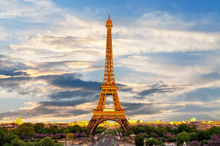 I included the Eiffel Tower on my travel itinerary for Paris. Discover from this article how to create a travel itinerary for each of your trips! #travel #travelplanning #travelitinerary #itinerary #traveltips