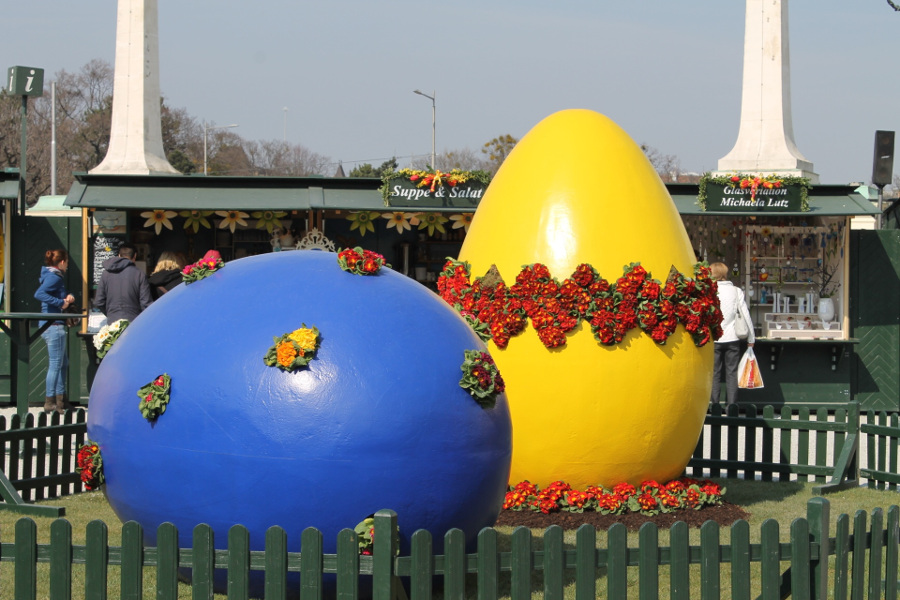 the Easter market in front of Schönbrunn Palace. Discover the best European city breaks for the Easter weekend #travel #europe #easter