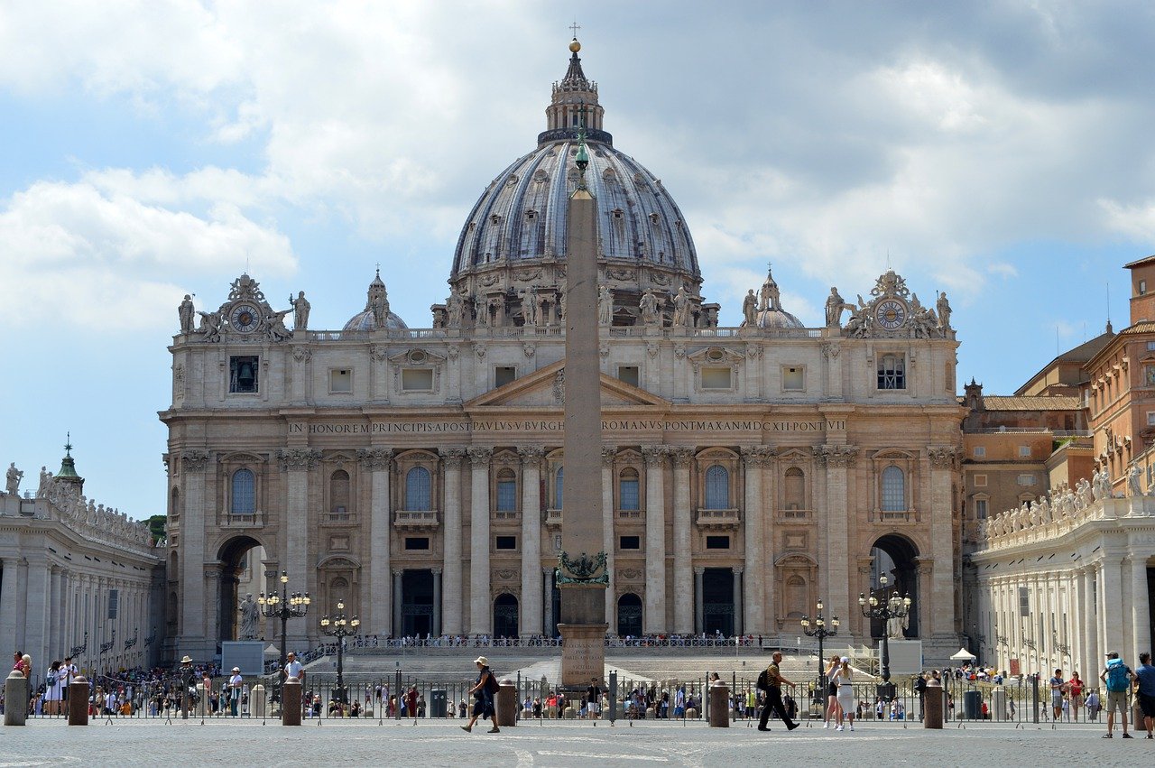 Basilica of St. Peter (Vatican City – Italy) is the top architectural attraction in Europe. Here are the best tourist attractions in Europe to add to your Europe itinerary.