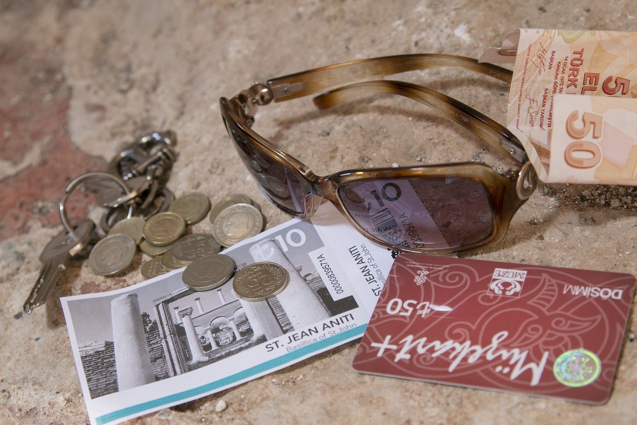 travel money - what not to do on vacation
