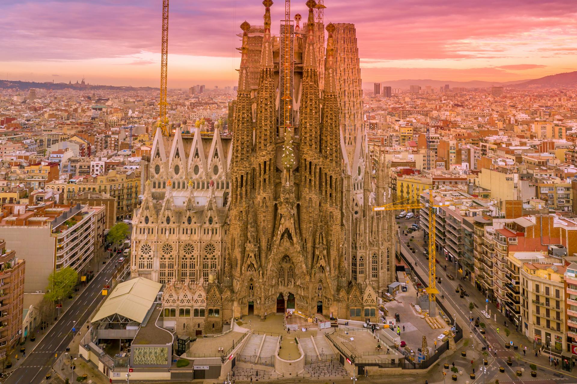 100 Incredible Things to See in Spain: Famous Landmarks, Hidden Gems, and Unforgettable Places Sagrada Familia