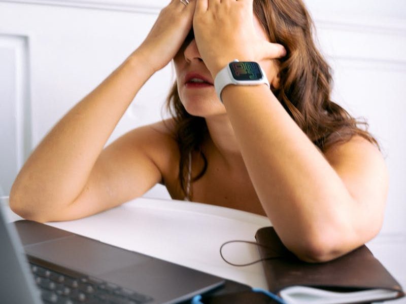 The Hidden Cost of Being “Available” All the Time – Without You Noticing (and What Changes It) The Hidden Cost of Being “Available” All the Time – Without You Noticing (and What Changes It)