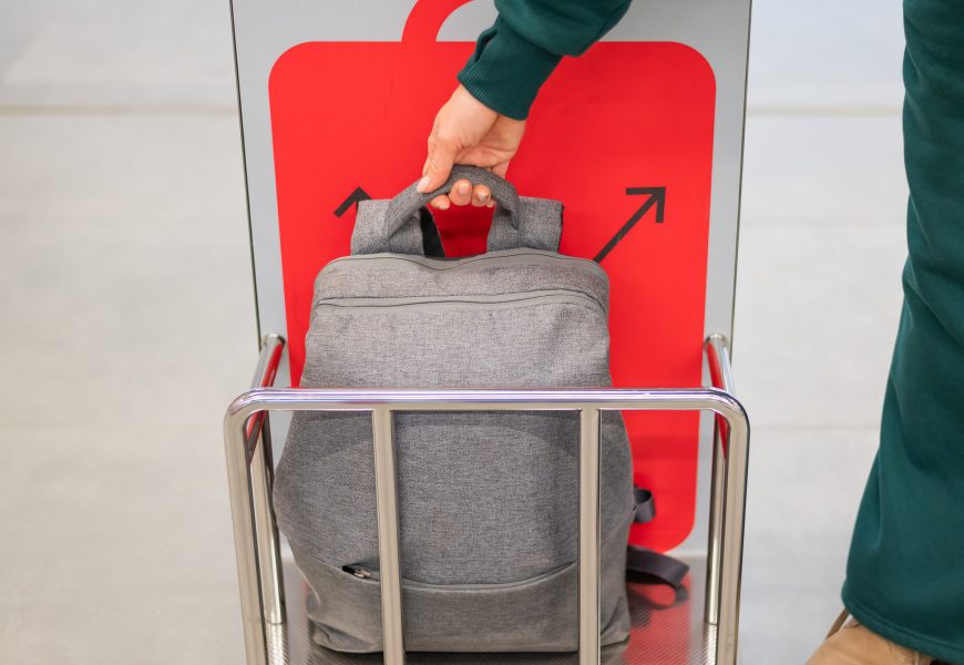 He Was Told His Suitcase Didn’t Fit. What He Did Next at the Gate Went Viral – Genius or Risky? He Was Told His Suitcase Didn’t Fit. What He Did Next at the Gate Went Viral – Genius or Risky?