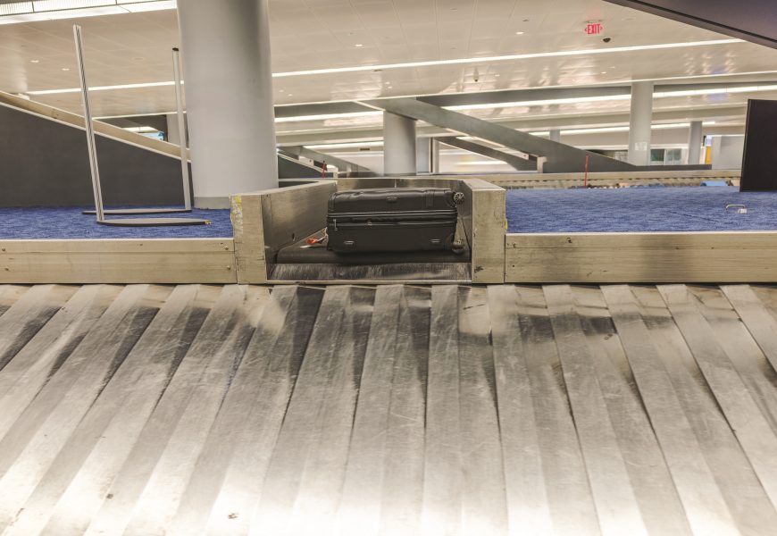 His Suitcase Arrived Last – First Came 30 Minutes of Socks and Underwear, One by One. His Reaction Went Viral His Suitcase Arrived Last – First Came 30 Minutes of Socks and Underwear, One by One. His Reaction Went Viral