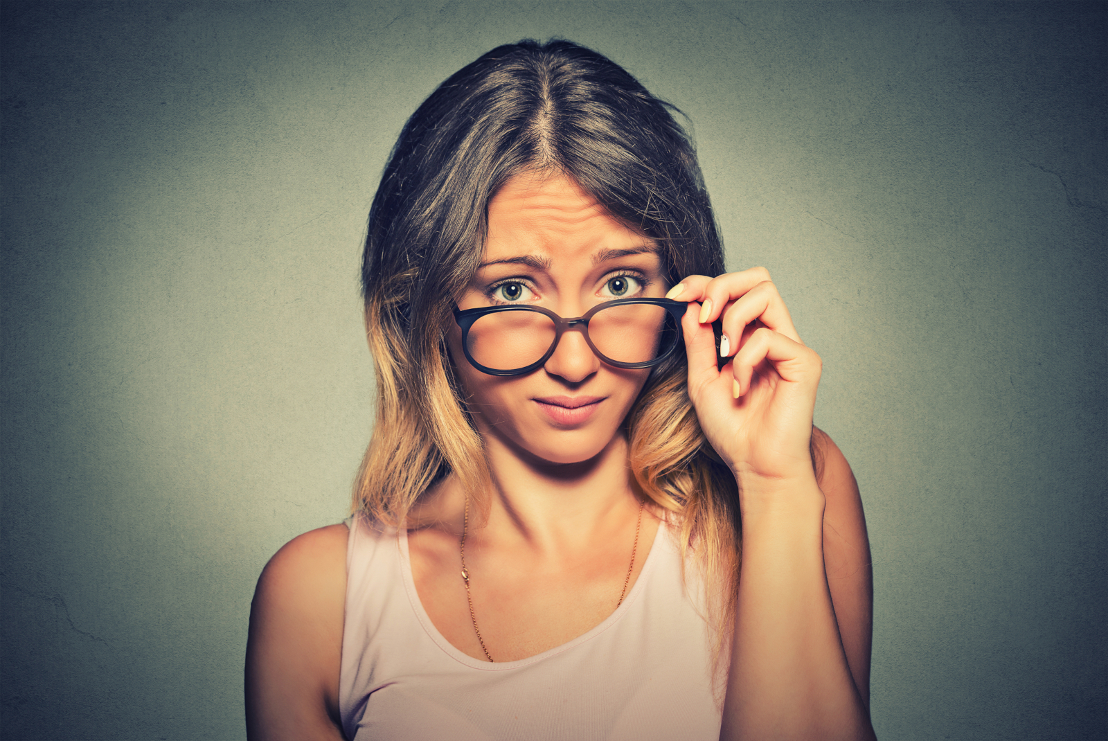10 Conversational Red Flags to Watch for in Everyday Conversations - Woman suspicious