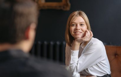 These 5 Tiny Behaviors Make People Trust You Almost Instantly - Person listening attentively and smiling during a conversation, demonstrating nonverbal cues for building trust and rapport
