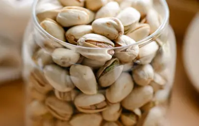 Glass jar filled with pistachios — science-backed pistachios health benefits