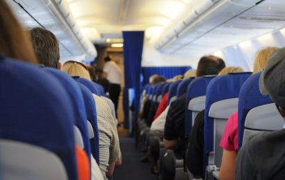 This Passenger’s In-Flight Move Sparks Outrage – Comfort or Just Disgusting? This Passenger’s In-Flight Move Sparks Outrage – Comfort or Just Disgusting?
