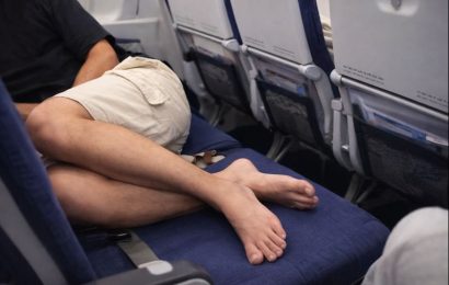 This Passenger’s In-Flight Move Sparks Outrage – Comfort or Just Disgusting? This Passenger’s In-Flight Move Sparks Outrage – Comfort or Just Disgusting?