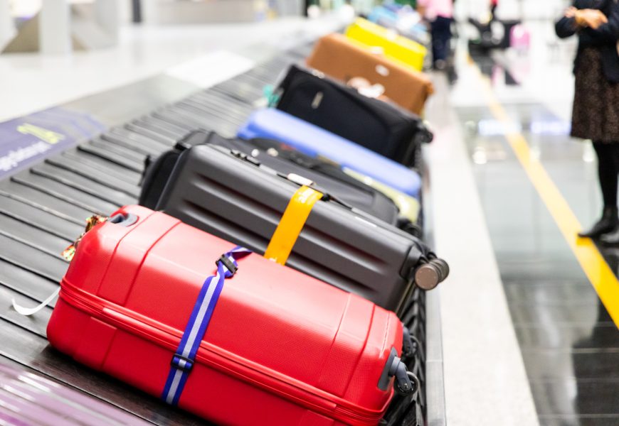 He Was Waiting for His Suitcase at Baggage Claim. Then a Sock Appeared – What Happened Next Had People Crying With Laughter He Was Waiting for His Suitcase at Baggage Claim. Then a Sock Appeared – What Happened Next Had People Crying With Laughter