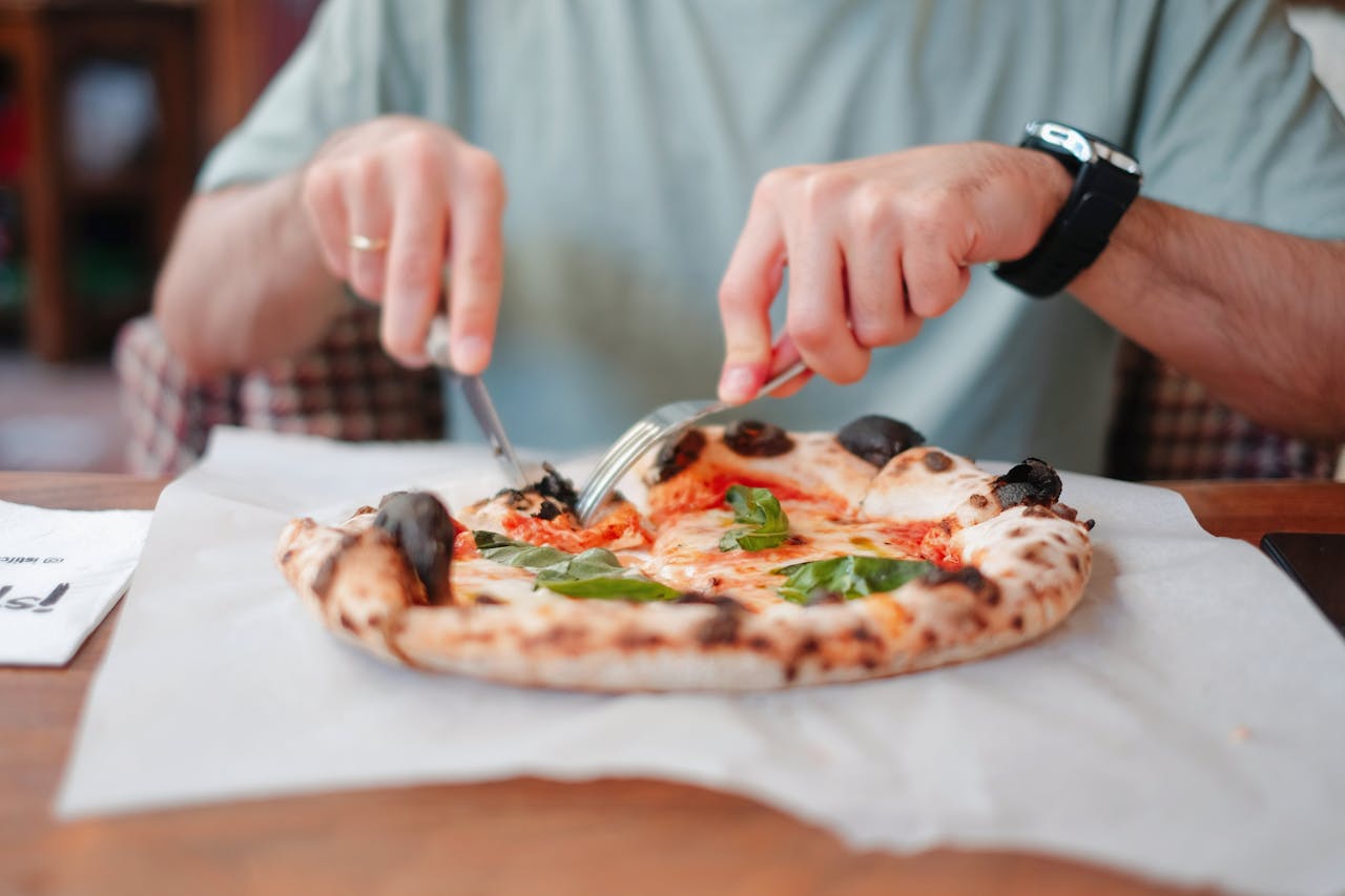 eating pizza with a knofe and a fork is one of the Italian Food habits. Dicover more in this Trivia Italian Food