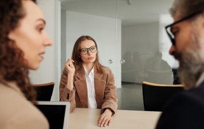 7 Subtle Social Cues That Reveal Someone Has Already Judged You – And the Instant Ways to Flip the Script and Win Them Over 7 Subtle Social Cues That Reveal Someone Has Already Judged You – And the Instant Ways to Flip the Script and Win Them Over