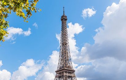 She Sat Down for Lunch in Front of the Eiffel Tower – But What She Did Before Eating Shocked Everyone Nearby. Genius Trick or the Grossest Thing on the Internet?