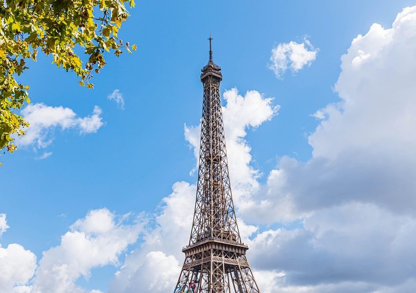 She Sat Down for Lunch in Front of the Eiffel Tower – But What She Did Before Eating Shocked Everyone Nearby. Genius Trick or the Grossest Thing on the Internet?
