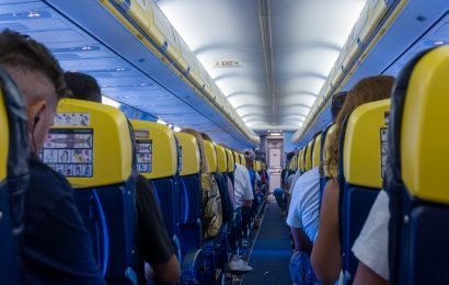 You Think You’re Safe in Your Airplane Seat – Then This Happens Just Inches Above Your Head (Footage)