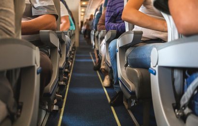 A Passenger Tried “Air Curling” Mid-Flight: Genius Time Management or an In-Flight Safety Risk?