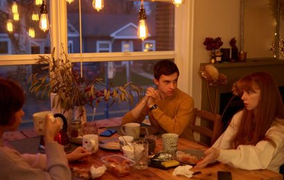 People having an uncomfortable dinner-table conversation, illustrating how to handle intrusive questions without being rude