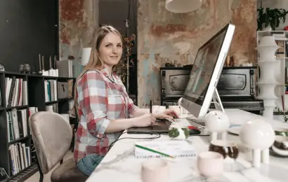 Professional woman entrepreneur in a home office setting, representing 21 years of experience in online business and digital PR