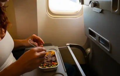 She Ate Garlic Chicken on a Plane. A Passenger Complained – What She Wrote Next Turned People Against Her She Ate Garlic Chicken on a Plane. A Passenger Complained – What She Wrote Next Turned People Against Her