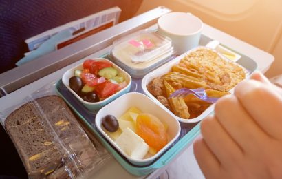 A Passenger Complained About What She Was Eating on a Plane. She Didn’t Stop – Then Her Response Made People Turn Against Her