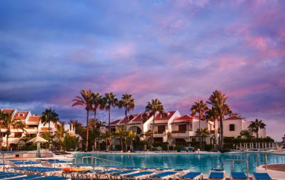 Grown Men Were Jumping Walls Just to Get a Sunbed. Then People Shared What They’ve Seen at Other Resorts – “That’s Not a Holiday, That’s Hell” Grown Men Were Jumping Walls Just to Get a Sunbed. Then People Shared What They’ve Seen at Other Resorts – “That’s Not a Holiday, That’s Hell”