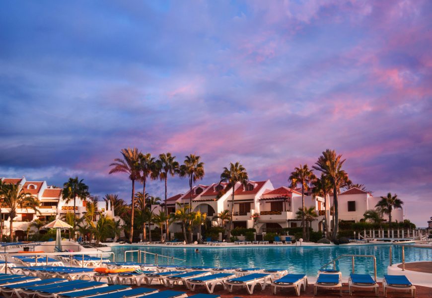 Grown Men Were Jumping Walls Just to Get a Sunbed. Then People Shared What They’ve Seen at Other Resorts – “That’s Not a Holiday, That’s Hell” Grown Men Were Jumping Walls Just to Get a Sunbed. Then People Shared What They’ve Seen at Other Resorts – “That’s Not a Holiday, That’s Hell”