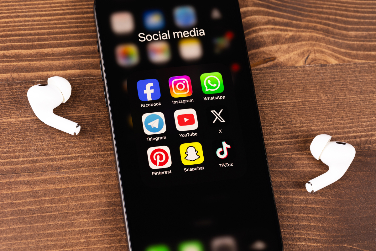Instagram, Snapchat, Twitter and YouTube apps on a smartphone for an article with 200 2010s trivia questions with answers