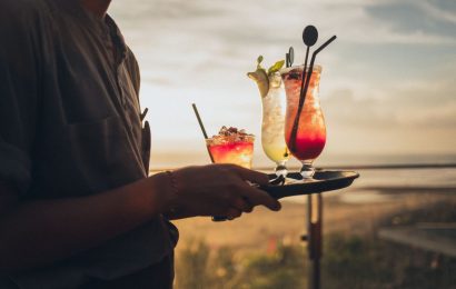 People Are Furious Over This Greek Beach Service – But Others Want More of It People Are Furious Over This Greek Beach Service – But Others Want More of It