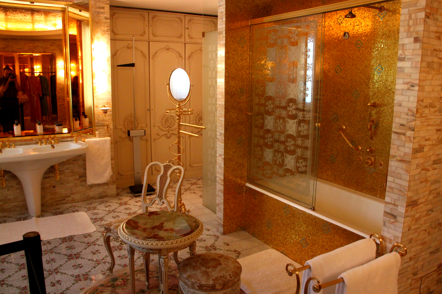 Nicolae and Elena Ceaușescu’s bathroom inside Ceaușescu Mansion