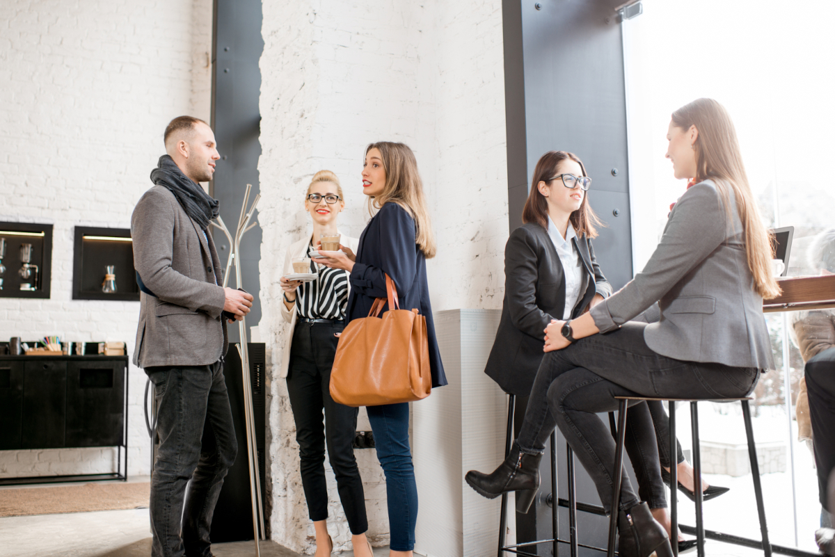 People talking during a coffee break at an event