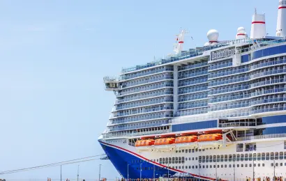 She Was Showering Alone in Her Cruise Cabin. Then She Heard Someone Moving Around Outside the Bathroom – What Happened Next Made Her Even Angrier She Was Showering Alone in Her Cruise Cabin. Then She Heard Someone Moving Around Outside the Bathroom – What Happened Next Made Her Even Angrier