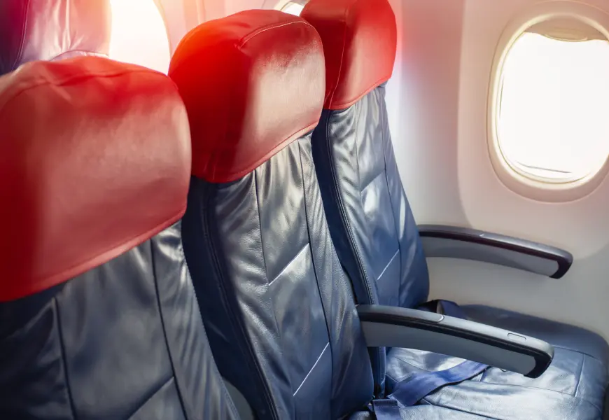 He Thought He Had an Empty Row. Then Another Passenger Claimed the Window Seat – and Things Got Stranger When the Flight Attendant Stepped In He Thought He Had an Empty Row. Then Another Passenger Claimed the Window Seat – and Things Got Stranger When the Flight Attendant Stepped In