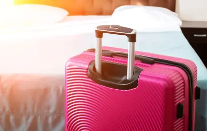 A Mom Was in Bed With Her Daughter When Someone Opened Their Hotel Room Door. What Happened Next Left Her Furious A Mom Was in Bed With Her Daughter When Someone Opened Their Hotel Room Door. What Happened Next Left Her Furious